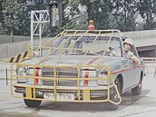 Mercedes-Benz S �ady W 114 z �edesátých let, který se pou�íval pro vývoj ABS...