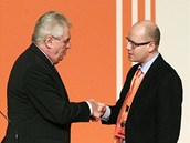 Bohuslav Sobotka vítá Miloše Zemana na sjezdu ČSSD v ostravském Gongu. Bohuslav Sobotka vítá Miloše Zemana na sjezdu ČSSD v ostravském Gongu.