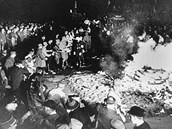 Pálení knih na berlínském náměstí v roce 1933 Pálení knih na berlínském náměstí v roce 1933