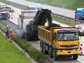 Na úseku mezi Lhotkou a Velkou Bíteší stavebníci frézují odstavný pruh. Na úseku mezi Lhotkou a Velkou Bíteší stavebníci frézují odstavný pruh.