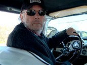 Neil Young za volantem jednoho z mnoha svých vozů Neil Young za volantem jednoho z mnoha svých vozů