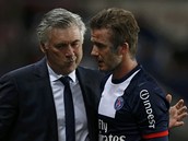 SLOVA ÚT�CHY OD TRENÉRA. Carlo Ancelotti promlouvá k Davidu Beckhamovi a...