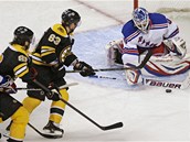 DVA HLADOVÍ STŘELCI. Na brankáře New York Rangers Henrika Lundqvista se ženou DVA HLADOVÍ STŘELCI. Na brankáře New York Rangers Henrika Lundqvista se ženou