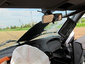 Auto před pádem ze svahu zřejmě ještě narazilo do svodidel. Ilustrační foto.