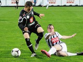 �eskobud�jovický Ale� Hanzlík (vpravo) zastavuje Tomá�e Malinského z Hradce
