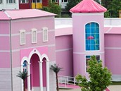 Otevření prvního domu Barbie v Evropě provázely protesty feministek. Otevření prvního domu Barbie v Evropě provázely protesty feministek.