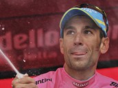 Vincenzo Nibali si udržel růžový dres i por 13. etapu Gira. Vincenzo Nibali si udržel růžový dres i por 13. etapu Gira.