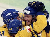 �véd�tí hokejisté slaví trefu Nicklase Danielssona do kanadské sít�.