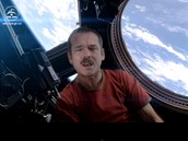 Kanadský astronaut Chris Hadfield ve videoklipu Space Oddity od Davida Bowieho, Kanadský astronaut Chris Hadfield ve videoklipu Space Oddity od Davida Bowieho,
