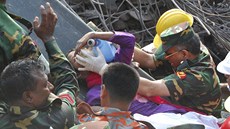 Bangladé��tí záchraná�i vyprostili z trosek z�ícené textilky mladou �enu. (10.