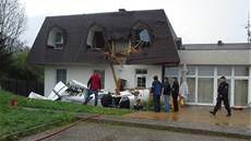 Trosky malého letadla, které havarovalo v Prostředním Lánově (11. května 2013) Trosky malého letadla, které havarovalo v Prostředním Lánově (11. května 2013)