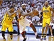 LeBron James z Miami a jeho tane�ek obranou Indiany. Vlevo je Paul George,