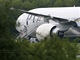 Pasažéři vystupují na letišti Stansted z letounu, který museli kvůli ohrožení