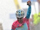 PROMRZL� V�T�Z. Vincenzo Nibali z Astany se raduje z v�t�zstv� v c�li n�ro�n�