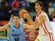Ve finále basketbalové ligy má míč pod kontrolou nymburský Jiří Welsch, okolo