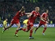 JE TO TAM! Hráči Bayernu v čele s Arjenem Robbenem slaví gól, kterým nizozemský