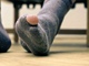 Zlod�j si plechovky naskl�dal do pono�ek a nohavic. Ilustra�n� sn�mek
