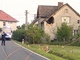 Auto po sob� ve �t�tu domu zanechalo velkou d�ru.