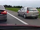 Řidiči objížděli nehodu na D8 pravým odstavným pruhem