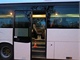 Linkov� autobus, ze kter�ho vysko�il, mlad�k je�t� p�edt�m zne�istil.