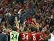 Fotbalisté Bayernu Mnichov oslavují svého trenéra Juppa Heynckese.