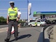 Policejní auto v Brně projelo kolem čerpacích stojanů, prorazilo dveře benzínky a zarazilo se až o regály.