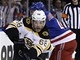 Jaromír Jágr (vlevo) z Bostonu obchází Michaela Del Zotta z NY Rangers.