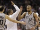 Tim Duncan a jeho parťáci ze San Antonia slaví. Spurs směřují k výhře nad