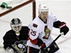 Tom� Vokoun hl�d� branku Pittsburghu p�ed Chrise Neilem z Ottawy.