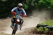 Motokrosaře na trati v Prakšicích provázel silný vítr