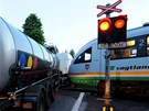 Kamion vjel p�ed vlak na p�ejezdu s fungující sv�telnou signalizací.