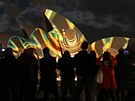 Lidé sledují projekci pojmenovanou Play vytvo�enou um�lci z The Spinifex Group...