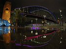 Neony obta�ený most Sydney Harbour.