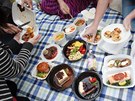 Dámejídlo.cz - piknik z jídla dovezeného do kancelá�e z r�zných pra�ských...