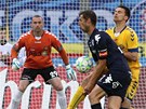 POZOR, NEBEZPE��. Jihlavsk� brank�� Jarom�r Bla�ek je v st�ehu, m�� si
