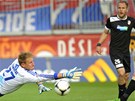 �ANCE. Brank�� Olomouce Zden�k Zl�mal se natahuje po st�ele, vpravo �ek� Daniel