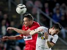 Brn�nsk� Karel Kroupa (vlevo) hlavi�kuje v utk�n� se Spartou. 