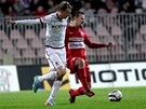 Ladislav Krej�� ze Sparty (vlevo) se sna�� uniknout Tom�ovi Frejlachovi z