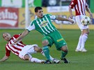 Martin Kotyza (vlevo) ze �i�kova se pokou�� zastavit Josefa Jind�i�ka z
