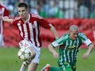 Luk� Bode�ek (vlevo) ze �i�kova a Jan Hauer z Bohemians 1905 v souboji o m��.