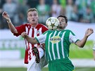 Petr Mare� (vlevo) ze �i�kova a Josef Jind�i�ek z Bohemians 1905 v souboji o