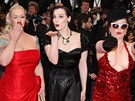 Trojice žen, které se vetřely na červený koberec v Cannes. Trojice žen, které se vetřely na červený koberec v Cannes.