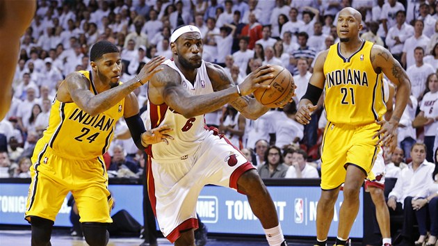 LeBron James z Miami a jeho tane�ek obranou Indiany. Vlevo je Paul George,