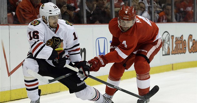 Marcus Kruger z Chicaga (vlevo) v souboji s českým obráncem Jakubem Kindlem z Marcus Kruger z Chicaga (vlevo) v souboji s českým obráncem Jakubem Kindlem z