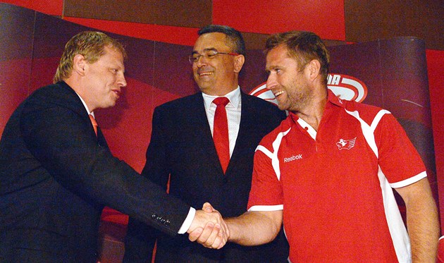 PODEPSÁNO. Hokejový útočník Jaroslav Bednář (vpravo) právě podepsal ve Slavii PODEPSÁNO. Hokejový útočník Jaroslav Bednář (vpravo) právě podepsal ve Slavii