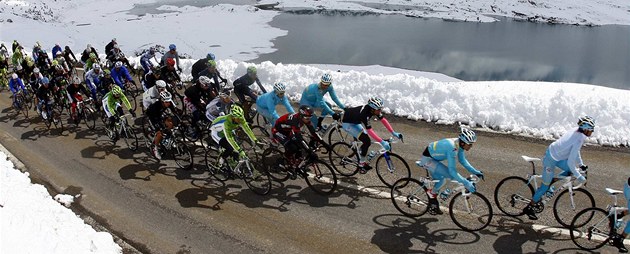 Cyklistický peloton v 15. etap� Gira d´Italia