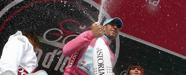 Italský cyklista Vincenzo Nibali udr�el vedení na Giru d´Italia i po 15. etap�