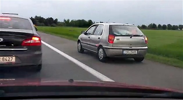 Řidiči objížděli nehodu na D8 pravým odstavným pruhem Řidiči objížděli nehodu na D8 pravým odstavným pruhem