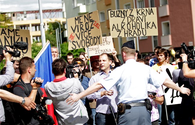 Protest proti Miloši Zemanovi před nejvyšším soudem v Brně (21. května 2013) Protest proti Miloši Zemanovi před nejvyšším soudem v Brně (21. května 2013)