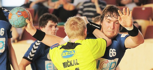 V AKCI. Plzeňský házenkář Jakub Šindelář útočí, zastavit se ho snaží Tomáš V AKCI. Plzeňský házenkář Jakub Šindelář útočí, zastavit se ho snaží Tomáš